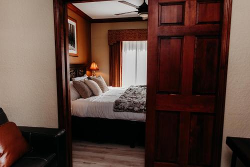 a bedroom with a bed and a large mirror at Ski-in-out, Canyons, Westgate, King, Breakfast, HT in Park City