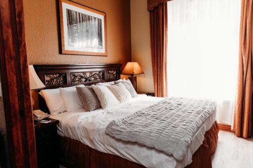 a bedroom with a large bed with a window at Ski-in-out, Canyons, Westgate, King, Breakfast, HT in Park City