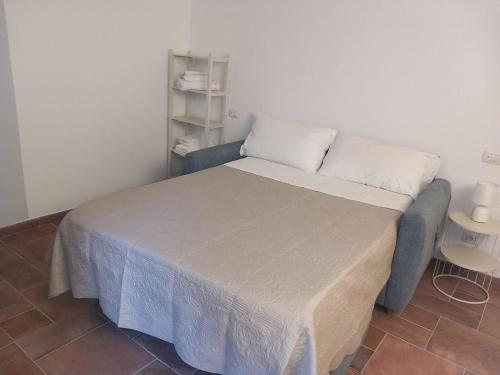 Postel nebo postele na pokoji v ubytování Magic Spell - 200 mq - zona centro - intera casa vacanze con ampi spazi relax, fino a 10 ospiti, ----------------- tassa soggiorno inclusa