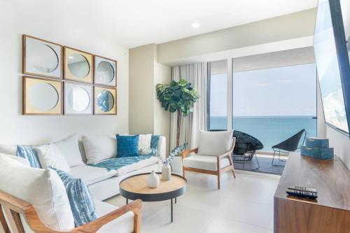 a living room with a couch and a table at Hermoso Depa lujoso Cristal Bay Sobre el Malecon in Mazatlán