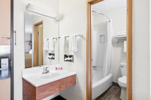 ein Badezimmer mit Waschbecken und Toilette in der Unterkunft Econo Lodge Emporia in Emporia