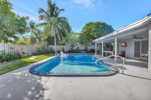 Bazén v ubytování Boca Beauty - Stylish Home with Pool home nebo v jeho okolí
