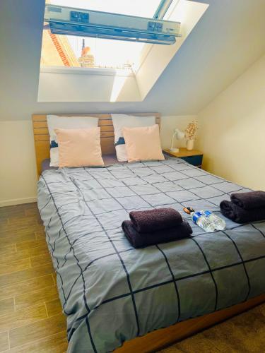 une chambre avec un grand lit dans un grenier dans l'établissement Superbe Appartement Très Calme et Confortable, à Reims