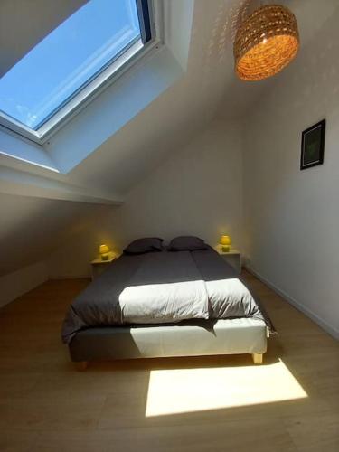 une chambre avec un lit dans une pièce avec une fenêtre dans l'établissement Maison Le Bain de L'Ours, à Bazus-Aure