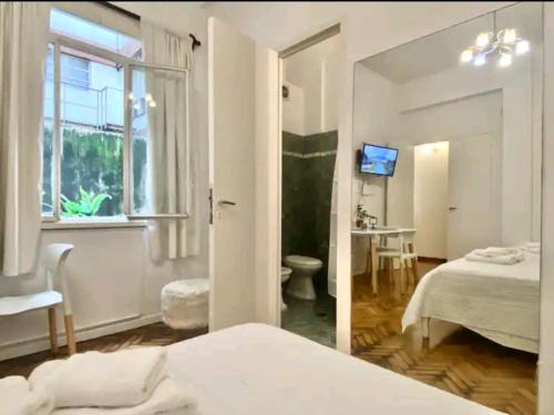 ein Schlafzimmer mit einem Spiegel, einem Bett und einem Tisch in der Unterkunft Departamento en Microcentro Ciudad de Buenos Aires in Buenos Aires