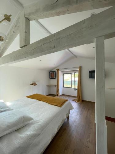 une chambre avec un grand lit blanc et une fenêtre dans l'établissement La casita, à Ongles