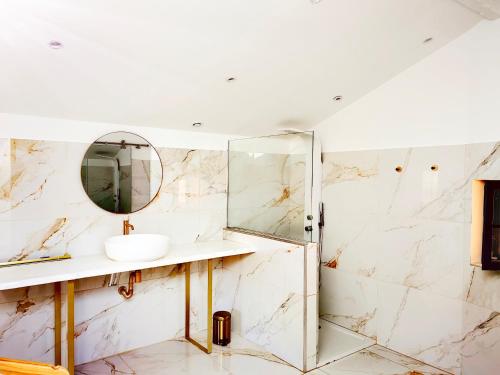 une salle de bain avec un lavabo et un miroir dans l'établissement La casita, à Ongles