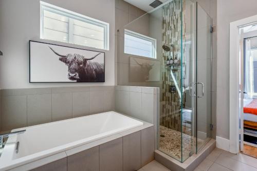 Ένα μπάνιο στο Luxury Downtown Getaway with Breathtaking Views