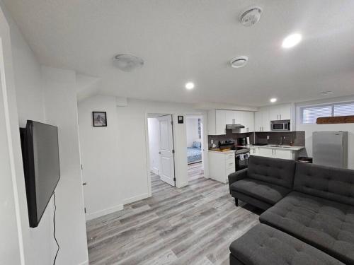 Kuchyň nebo kuchyňský kout v ubytování Entire guest suite in Cochrane, AB