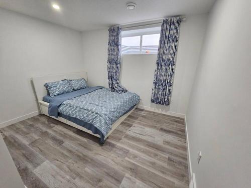 Postel nebo postele na pokoji v ubytování Entire guest suite in Cochrane, AB