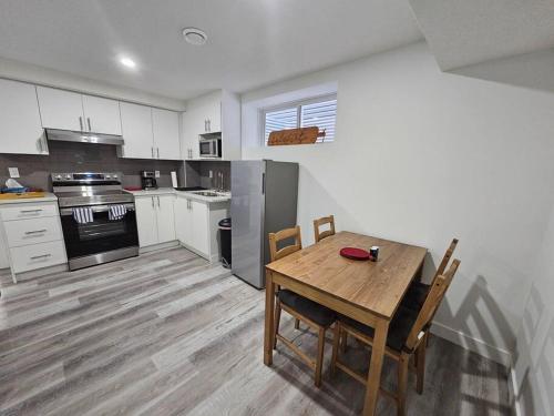 Kuchyň nebo kuchyňský kout v ubytování Entire guest suite in Cochrane, AB
