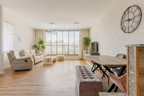 Χώρος καθιστικού στο Near Beach, Wonderful Penthouse