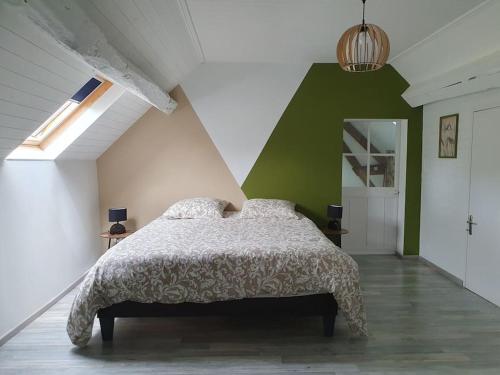 une chambre avec un lit et un mur végétal dans l'établissement Le gîte de Paul, à La Caure