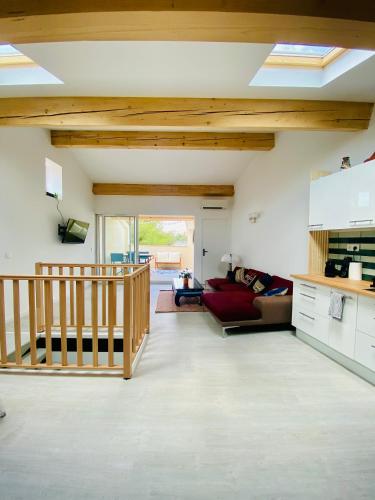 Il comprend une cuisine et un salon avec des plafonds en bois. dans l'établissement Beau duplex marseillais très lumineux, à Marseille