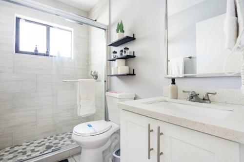 Un baño blanco con inodoro y lavabo. en Private Double Room Near Miami Clinics, en Miami