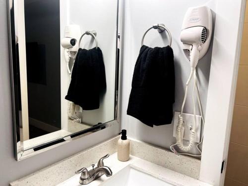 lavabo con secador de pelo y espejo en Private Double Room Near Miami Clinics, en Miami