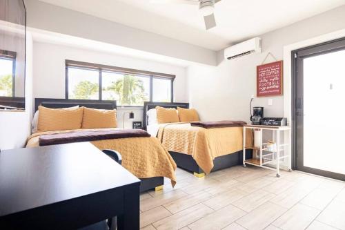 una habitación de hotel con dos camas y una mesa en Private Double Room Near Miami Clinics, en Miami