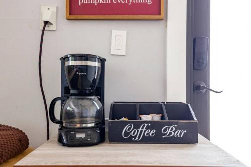 Utensilios para hacer té y café en Private Double Room Near Miami Clinics