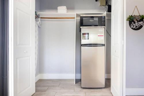 una cocina con nevera y microondas en Private Double Room Near Miami Clinics, en Miami