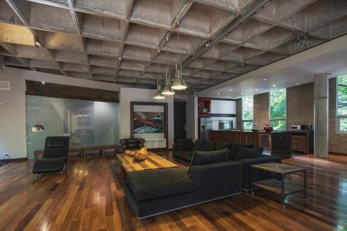 un soggiorno con un divano e un tavolo di Soho Lofts by Vibra Bonita a Medellín