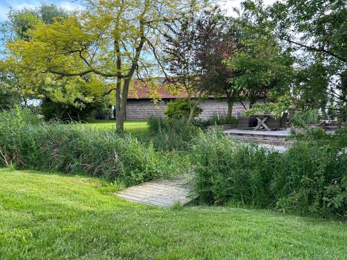フールネにあるBellefleurの草の中の木道のある庭園