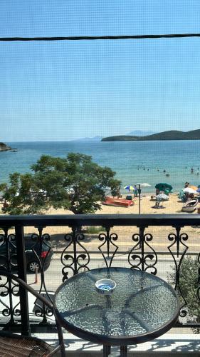 Gallery image of E & F sea view flat in Néa Péramos