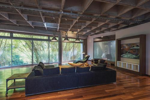 un soggiorno con un divano e un tavolo di Soho Lofts by Vibra Bonita a Medellín