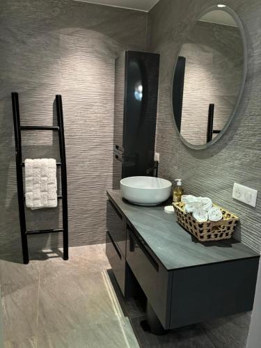 une salle de bain avec un lavabo et un miroir dans l'établissement Villa ELEMIAH, à Saint-Tropez