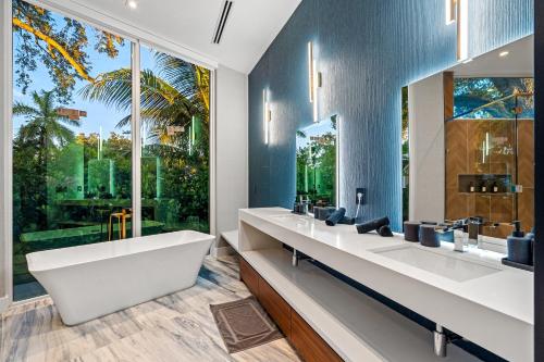 O baie la Waterfront Luxury Villa - Glamhomes