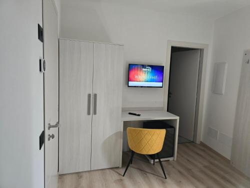 Una televisión o centro de entretenimiento en Albergo Al Gambero
