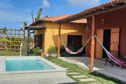 una casa con un'amaca di fronte di Vila Corumbau Cacau a Corumbau