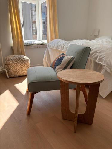 ヘールにあるBusiness Accommodation 'Flow Living' Nomadの椅子とテーブルのあるリビングルーム