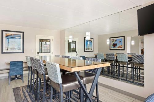 Televisyen dan/atau pusat hiburan di Best Western Atlantic City Beach Block