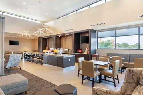 Khu vực ghế ngồi tại Best Western Plus Executive Residency Rigby's Water World Hotel