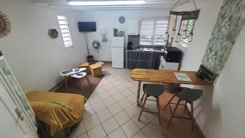 Dapur atau dapur kecil di Duplex Tropical Jungle