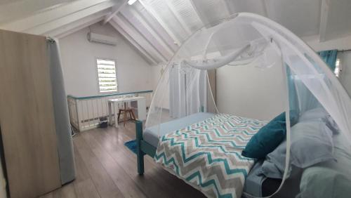 En eller flere senge i et værelse på Duplex Tropical Jungle