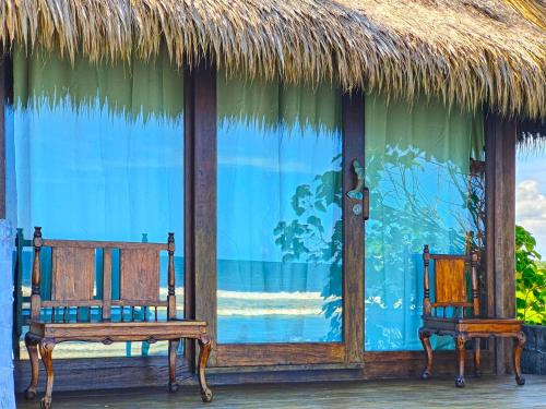 Πισίνα στο ή κοντά στο Beachfront Villa Nixie and the Sea Tabanan