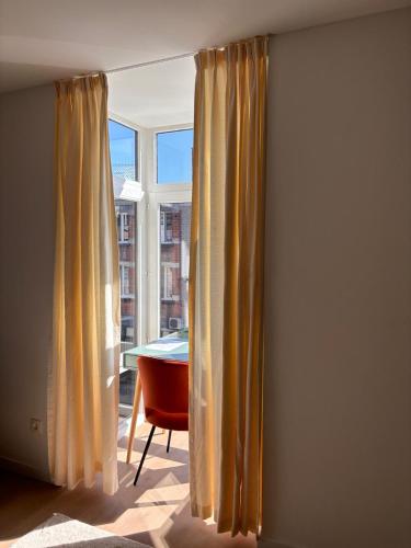 a room with a table and a window with curtains at Business Accommodation 'Scandinavian Living' Nomad in Geel