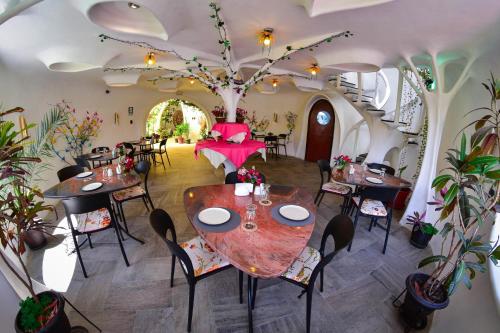 a restaurant with tables and chairs and a tree at Wifala Harmony Hotel in Urubamba