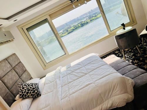 شقة فندقية على النيل مباشر بالمعادى بجوار فندق الهيلتون مباشره