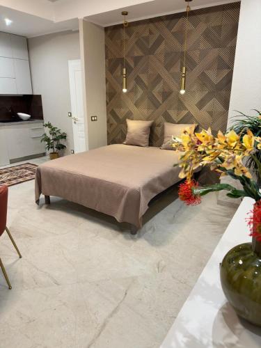 - une chambre avec un lit et des fleurs dans l'établissement Extraordinaire grand studio au centre 6 minutes à pied de la plage et l'hôtel Negresco, à Nice