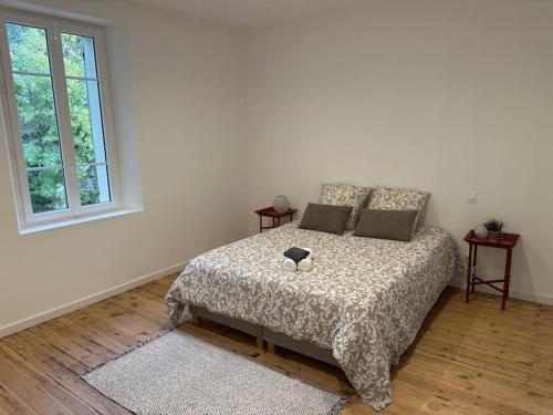 une chambre avec un lit et une fenêtre dans l'établissement Logement Cairanne, à Cairanne