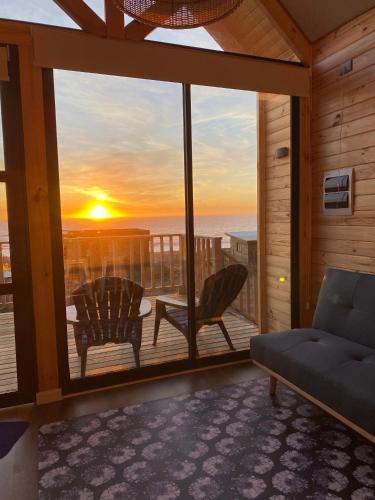 a living room with a view of the ocean at Casa Serena frente a la playa, vista panorámica, sector Cardonal, Pelluhue in Pelluhue