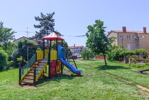 Apartments with parking space Rovinj - 23506