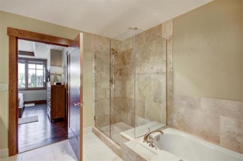 Ένα μπάνιο στο Luxury 3 Bedroom Ski In, Ski Out One Ski Hill Residence Located At The Base Of Peak 8 With Hot Tub Access