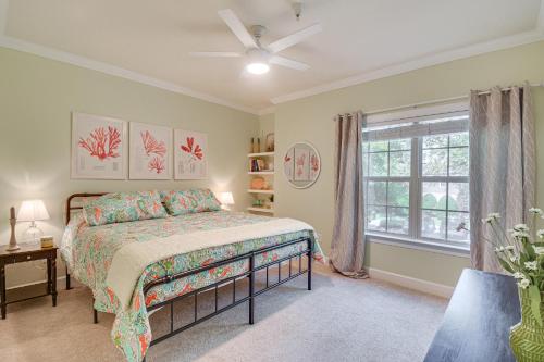 弗利Beautifully Updated Foley Condo with Pool Access的带床和窗户的卧室