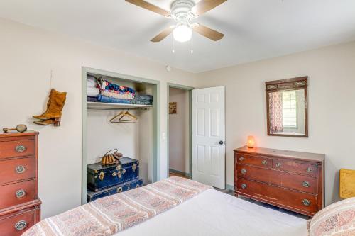 Cama o camas de una habitación en Horses Welcome Marble Falls Home with Grill!