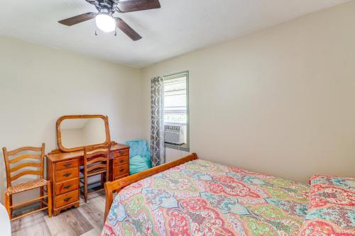 Cama o camas de una habitación en Horses Welcome Marble Falls Home with Grill!