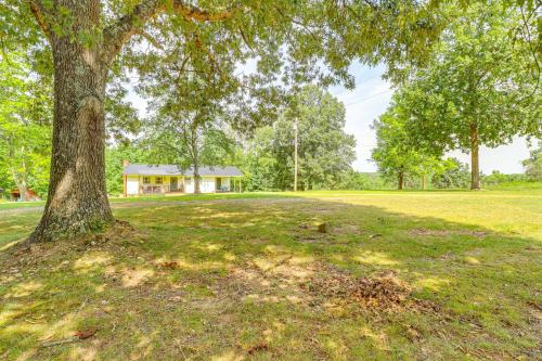 Jardín al aire libre en Horses Welcome Marble Falls Home with Grill!