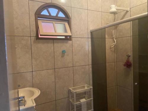 Bilik mandi di Casa, com área e churrasqueira e uma ampla garagem